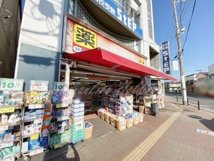 クリスタルコートの周辺