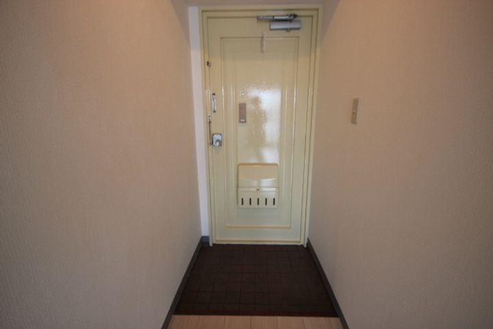 清水ビルの玄関