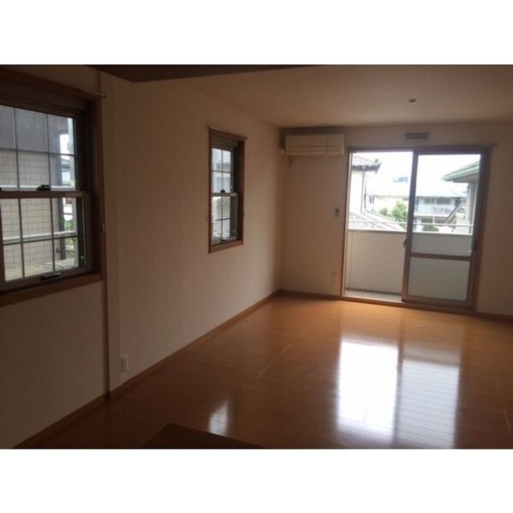 栃木県宇都宮市西川田町(アパート)の賃貸物件の居間