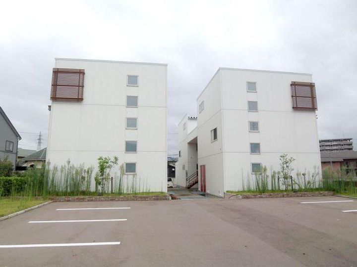 アウラEASTの外観