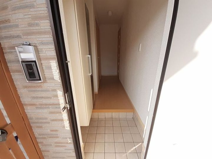 レセンテ・E 弐番館の玄関