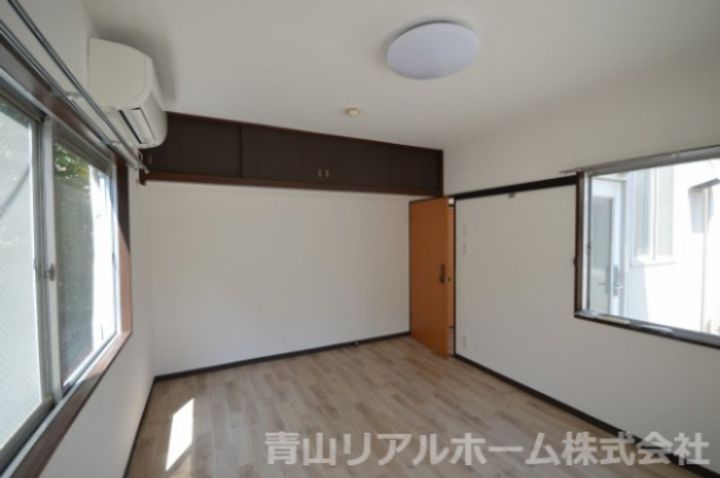 roomーing南青山ハウスの居間