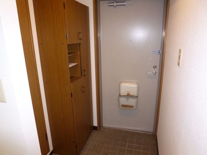 チセンビルの玄関