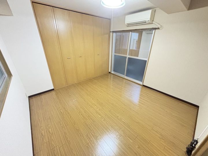 チセンビルの居間