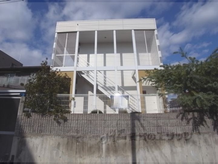 レオパレスカンフォーラの外観