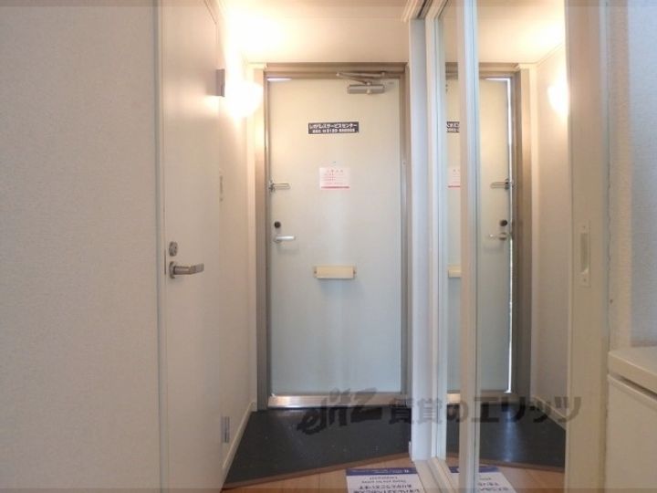 レオパレスカンフォーラの玄関