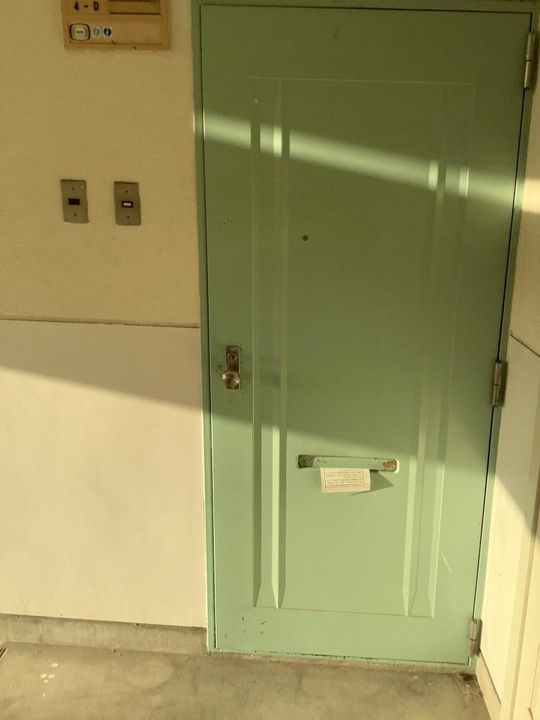 卸団地アパートの玄関