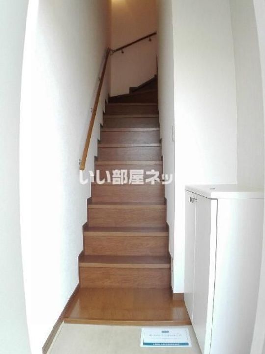 埼玉県北足立郡伊奈町学園4(アパート)の賃貸物件の玄関