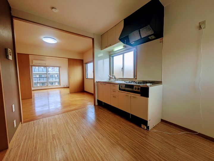 朝原ビルの居間