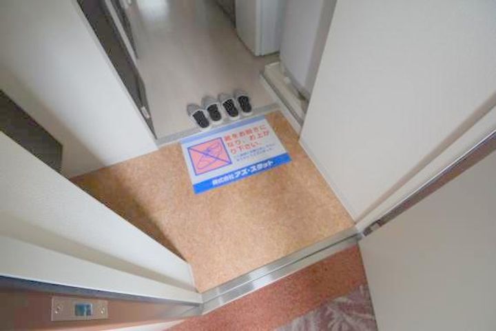 Luxe布施駅前の玄関