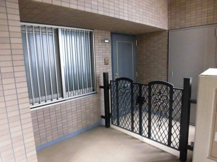 ロイヤルクリスタル白島の玄関