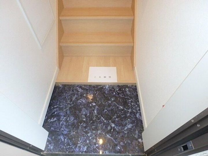 アガルイエ岸町の玄関