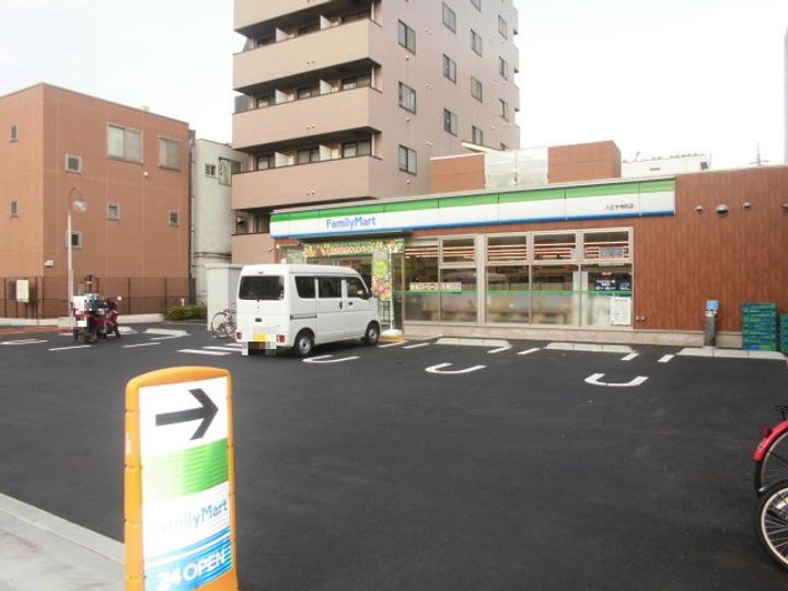 クイーンズアカデミアの周辺