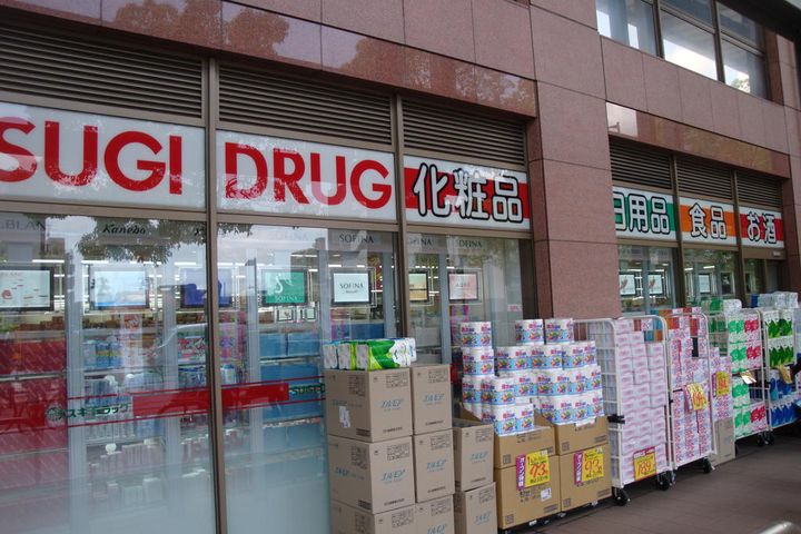 クイーンズアカデミアの周辺