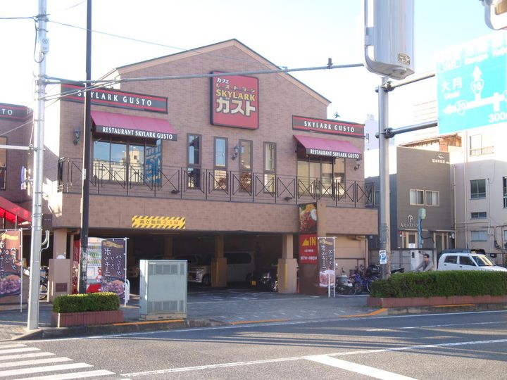 クイーンズアカデミアの周辺