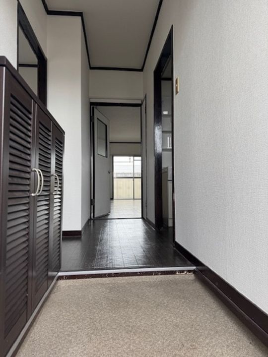 岡山県岡山市北区奥田本町の賃貸マンションの玄関