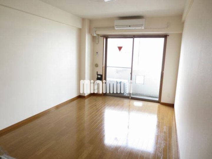 センターイン伊勢町の居間