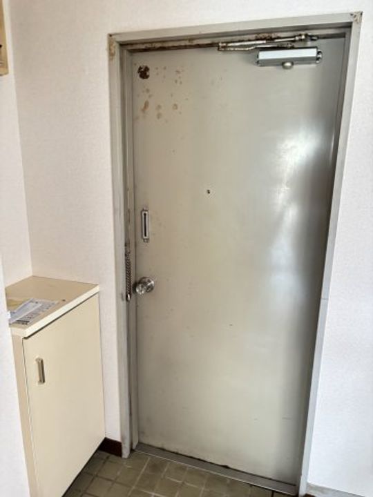 トウキ狛江ハイツの玄関