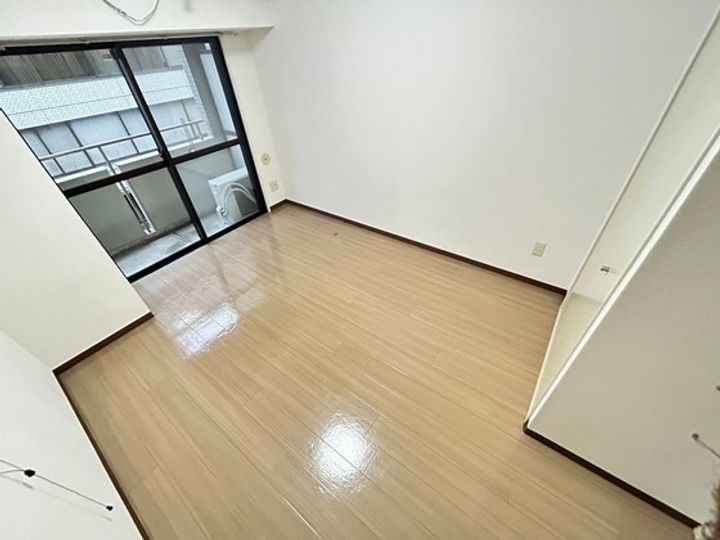 インターナショナルビルの居間