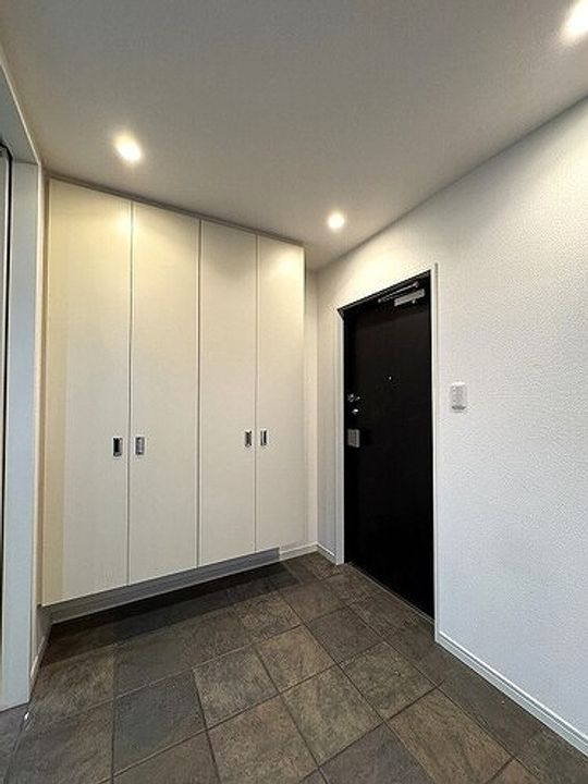 東京都新宿区市谷本村町(マンション)の賃貸物件の玄関