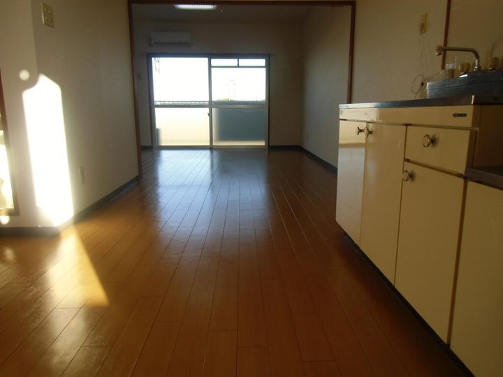 三重県津市藤方(マンション)の賃貸物件の居間