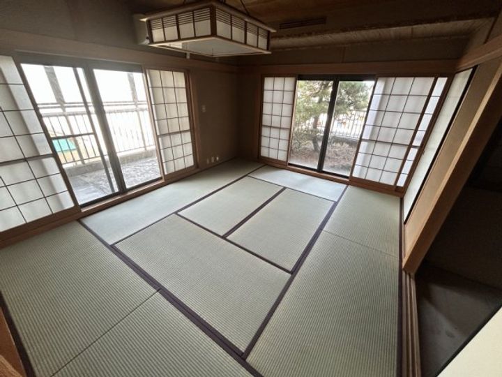 信永ビルの居間