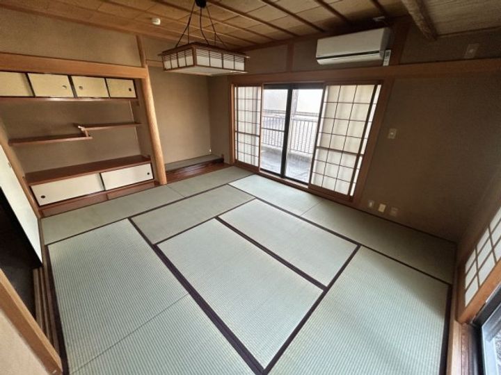 信永ビルの居間