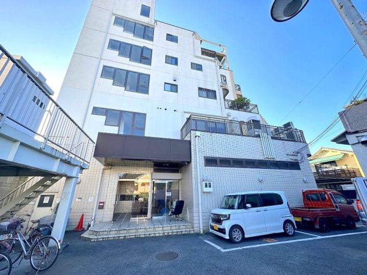 信永ビルの外観