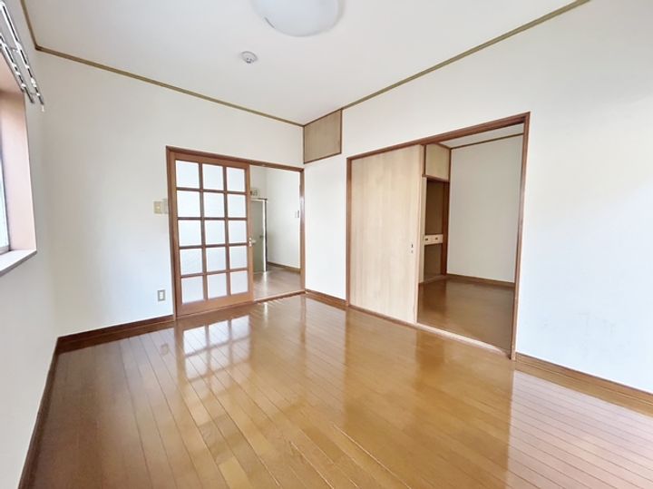ジュネス(JUNESSE)の居間