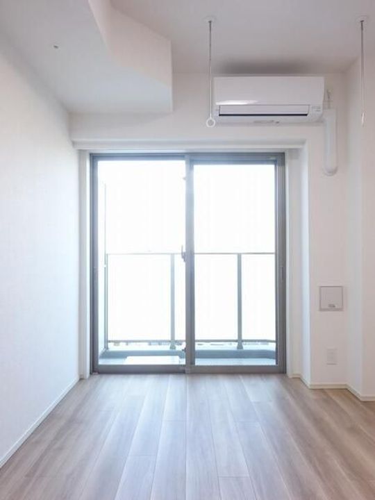 神奈川県横浜市中区末吉町1の賃貸マンションの居間
