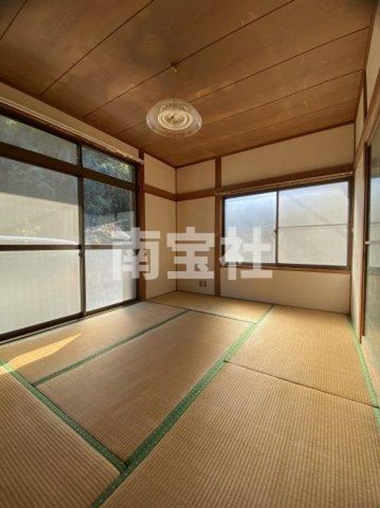 畦地アパートの居間