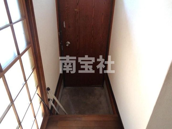畦地アパートの玄関