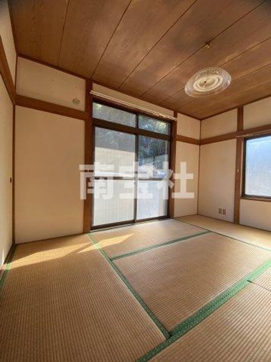 畦地アパートの居間