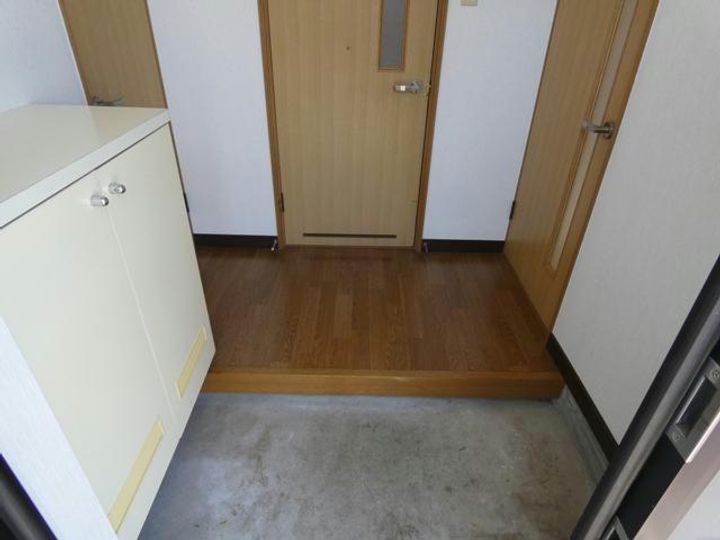 イシュタール鶴巣の玄関