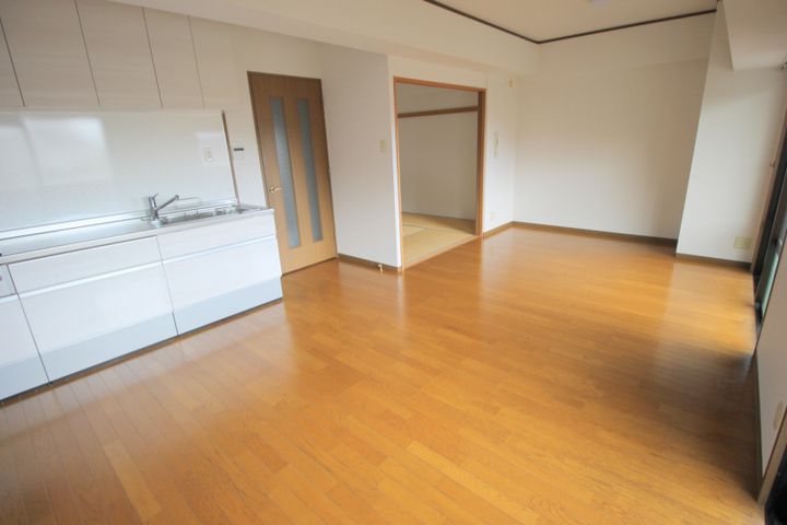 大阪府吹田市山田西3の賃貸マンションの居間