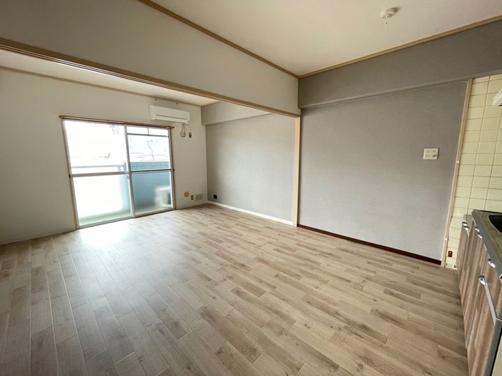愛媛県新居浜市高津町(マンション)の賃貸物件の居間