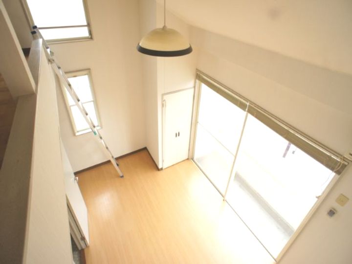 アローハイムの居間