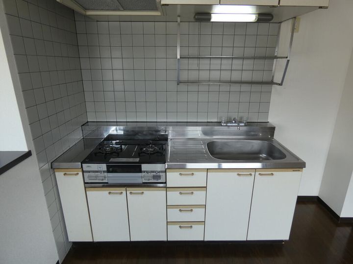ロイヤルヒルズ台原Iのキッチン