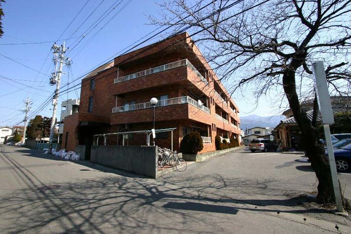 平和マンション女鳥羽の外観