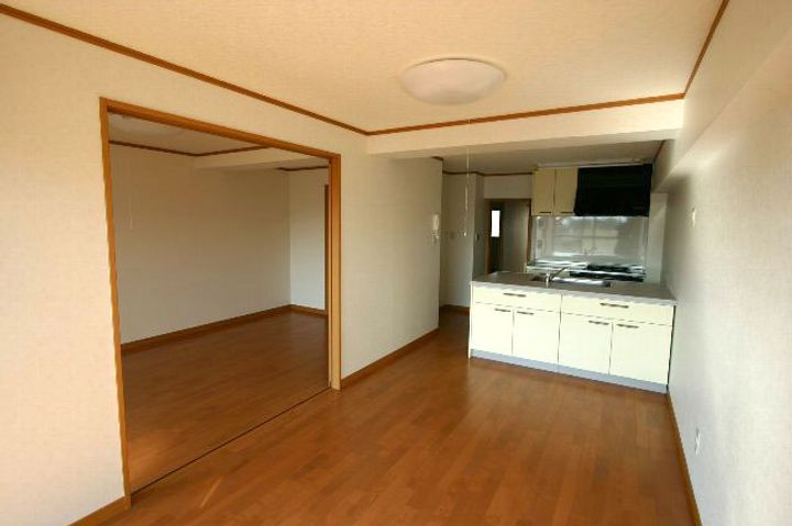 平和マンション女鳥羽の居間