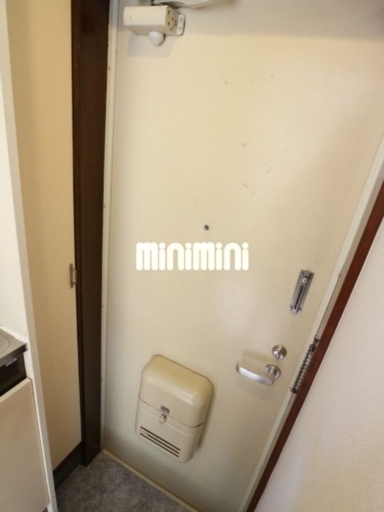 プラザ鶴川B棟の玄関