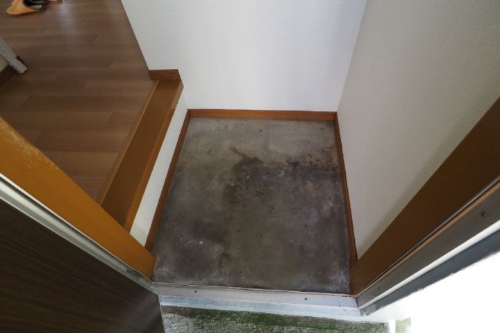 高橋荘2号棟の玄関