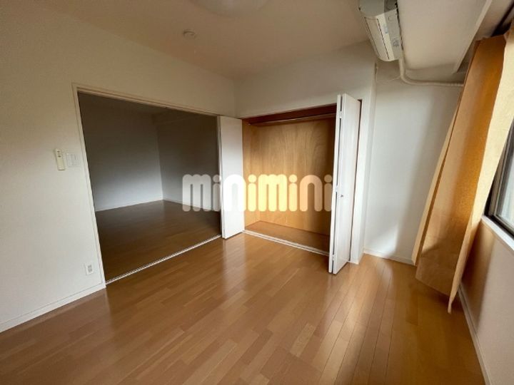 ミレニアム表台の内装