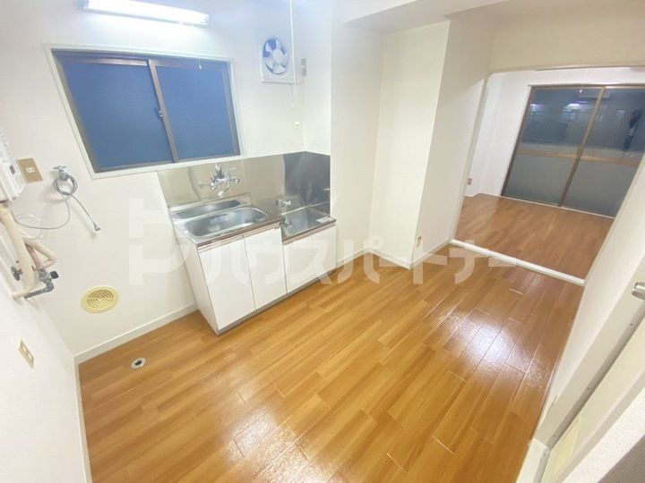 林田ビルの居間