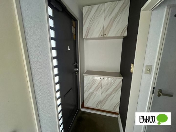 シャイン・クレストBの玄関