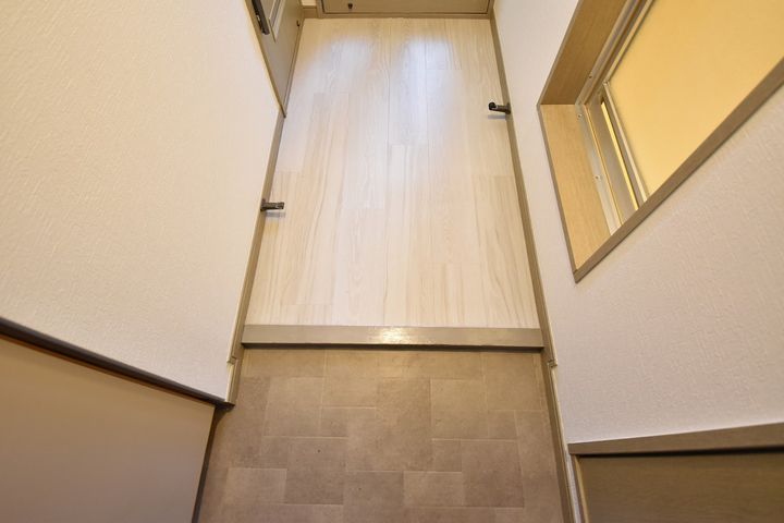 パルロイヤル東古松の玄関