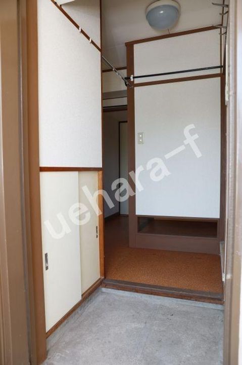 久野ビルの玄関