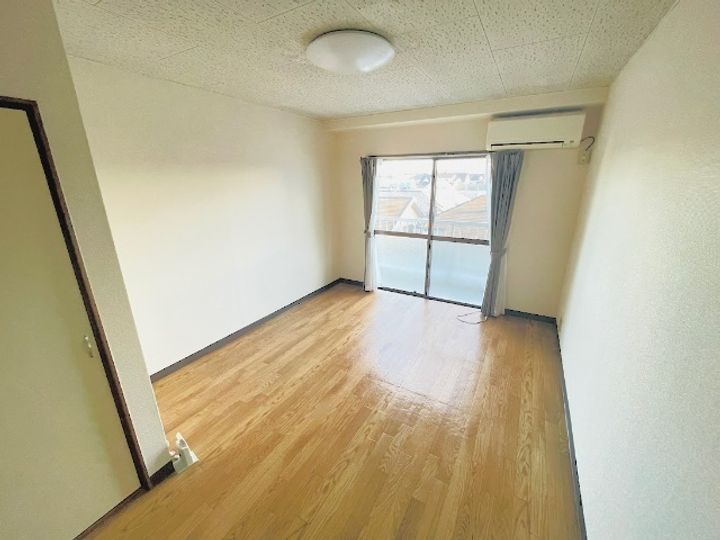 峰岸ビルの居間