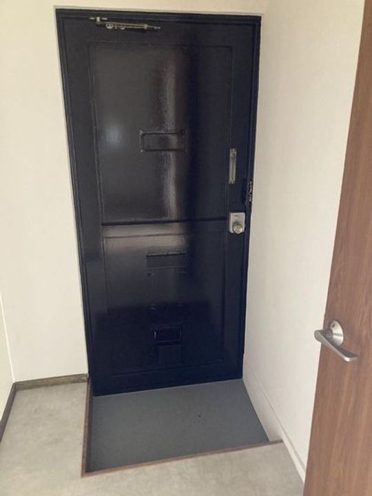 鵜崎マンションの玄関