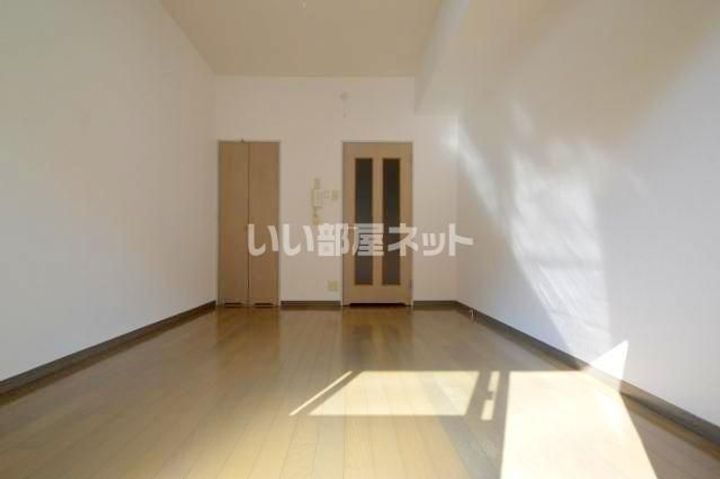 わかさやビルの居間